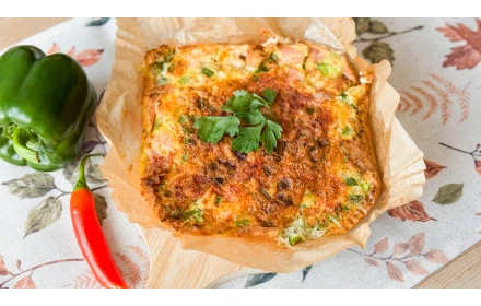 Omlet jajeczny z papryką, warzywami i szynką, przygotowany w air fryerze